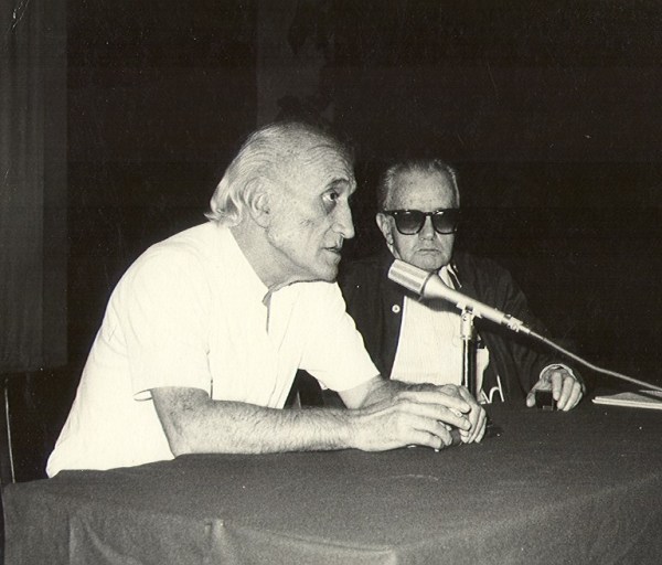 Gonzalo Villa Chávez y su amigo, el escritor Juan Rulfo en una conferencia para la Escuela de Arquitectura de Colima.
